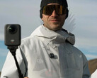Il DJI Osmo 360 in uso con quella che sembra essere la sua barra di estensione della batteria. (Fonte immagine: via Igor Bogdanov)
