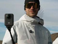 Il DJI Osmo 360 in uso con quella che sembra essere la sua barra di estensione della batteria. (Fonte immagine: via Igor Bogdanov)