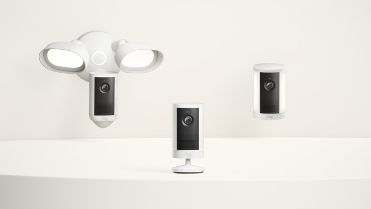 I modelli Outdoor, Spotlight e Floodlight Cam 4K Plus estendono Retinal 4K a più tipologie di installazione, incluse quelle con alimentazione a batteria e solare su alcune unità.