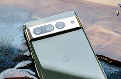 Il Google Pixel 7 Pro sta ricevendo un totale di cinque aggiornamenti principali Android invece di soli tre. (Fonte: Triyansh Gill)