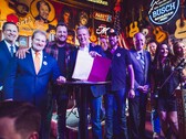 Il Governatore del Tennessee Lee regge la legge ELVIS dopo averla firmata insieme a legislatori e musicisti. (Fonte: Brandon Hull per l'Ufficio del Governatore dello Stato del Tennessee)