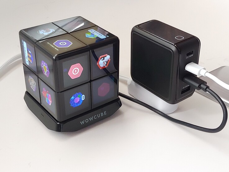 Ricarica di un giocattolo e di un power bank.