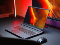 L&#039;Alienware m18 R1 con la GPU RX 7900M è tra i pochi portatili da gioco con schede AMD. (Fonte immagine: NotebookcheckReviews su YouTube)