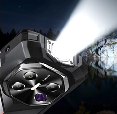 Lo smartphone Fossibot F113 ha una torcia da 160 lumen integrata nel suo bordo superiore. (Fonte: Fossibot)