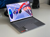 Recensione del Lenovo Yoga Slim 7 14 G8 AMD - La CPU Zen4 personalizzata incontra un ottimo OLED da 2,9K
