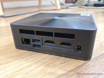 Lato Posteriore: Gigabit RJ-45, 2x USB-A, 2x HDMI (4k60), alimentatore