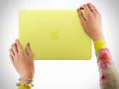 Il MacBook Neo ha un telaio in alluminio colorato che può essere aperto facilmente.