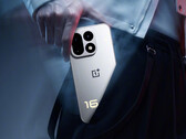 OnePlus 16 potrebbe diventare uno dei dispositivi con il punteggio più alto nella prossima classifica dei benchmark di AnTuTu. Nella foto: un'immagine promozionale del telefono.