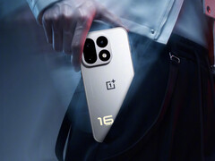 OnePlus 16 potrebbe diventare uno dei dispositivi con il punteggio più alto nella prossima classifica dei benchmark di AnTuTu. Nella foto: un'immagine promozionale del telefono.