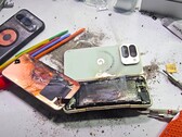 L'esplosione della batteria in un test di durata è qualcosa che JerryRigEverything non aveva mai sperimentato fino ad ora. Il Pixel 10 Pro Fold di Google non ha migliorato le debolezze dei suoi predecessori. (Fonte: JerryRigEverything)