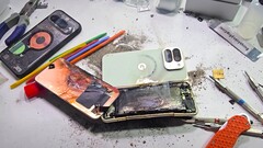 L'esplosione della batteria in un test di durata è qualcosa che JerryRigEverything non aveva mai sperimentato fino ad ora. Il Pixel 10 Pro Fold di Google non ha migliorato le debolezze dei suoi predecessori. (Fonte: JerryRigEverything)