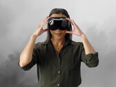 Giocatore raffigurato mentre indossa il visore VR Steam Frame