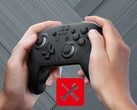 Giocatore che muove il pollice sinistro sul controller Switch 2 Pro