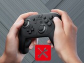 Giocatore che muove il pollice sinistro sul controller Switch 2 Pro