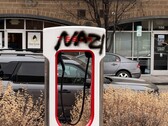 Un Supercharger Tesla con graffiti. La casa automobilistica ha promesso di perseguire i vandali (Fonte: SnazzyLabs on X)