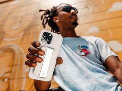 L'UAG Lucent Power Kickstand ha una batteria da 4.000 mAh. (Fonte: Urban Armor Gear)