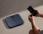 La nuova bilancia di Xiaomi è dotata di una batteria ricaricabile, a differenza della bilancia per la composizione corporea Mijia S400 Pro (nella foto), che utilizza batterie AAA.
