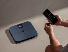 La nuova bilancia di Xiaomi è dotata di una batteria ricaricabile, a differenza della bilancia per la composizione corporea Mijia S400 Pro (nella foto), che utilizza batterie AAA.