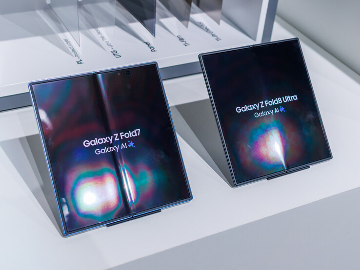 Rispetto al Galaxy Z Fold7, il bordo pieghevole del Fold8 Ultra risulta più piatto.
