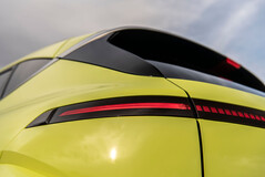Le luci posteriori aggiornate accentuano il nuovo look affilato della Kona EV 2024. (Fonte: Hyundai)