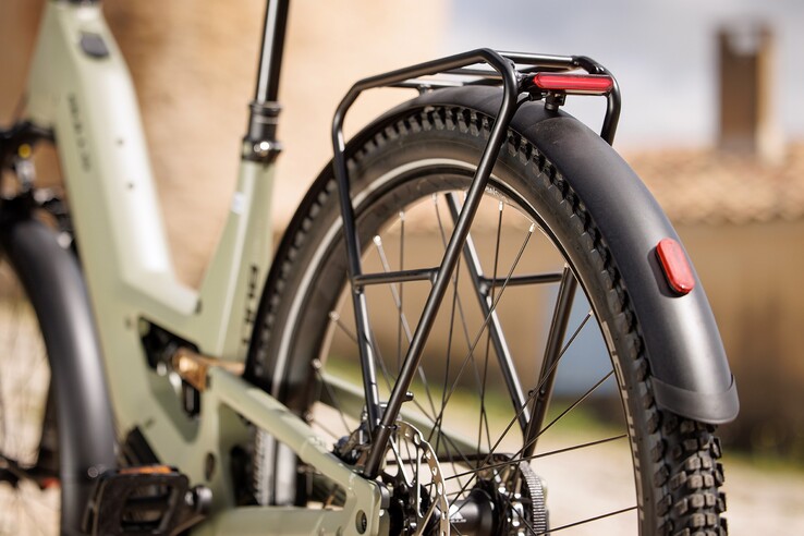 La bicicletta è dotata di un portapacchi e di un sistema di illuminazione