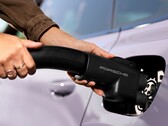 Un adattatore Porsche per i Supercharger di Tesla (Fonte: Porsche)