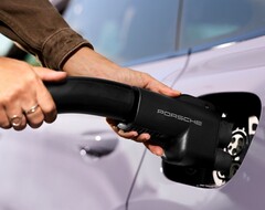 Un adattatore Porsche per i Supercharger di Tesla (Fonte: Porsche)
