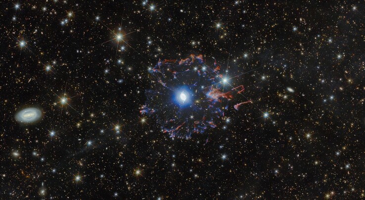 Un'immagine scattata dal Telescopio Spaziale Euclid che mostra la Nebulosa Occhio di Gatto e il suo alone.