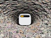 Nonostante le promesse, l'AI Pin di Humane ha lasciato l'azienda alla disperata ricerca di un acquirente. (Immagine tramite Humane e foto stock, con modifiche)