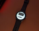 Lo smartwatch Lige di Aliexpress sulla scrivania