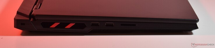 sinistra: Blocco Kensington, 2x USB A 3.2 Gen 1, scheda SD