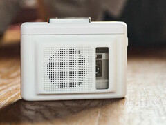 Il lettore di cassette Maxell MXCP-P100S consente ai proprietari di ascoltare la propria musica ovunque senza cuffie, grazie agli altoparlanti integrati. (Fonte: Maxell)
