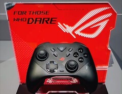 Il controller wireless Xbox ROG Raikiri II in mostra alla Gamescom. (Fonte: Asus ROG)