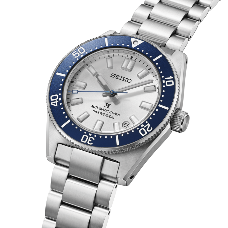 immagine rivolta verso l'esterno dell'orologio subacqueo Seiko Prospex HBB001 con lunetta blu a doppia tonalità, quadrante bianco-argento e bracciale in acciaio inossidabile.