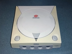 Un&#039;immagine di una console Sega Dreamcast ingiallita (fonte immagine: Tech Tangents YT)