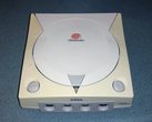 Un'immagine di una console Sega Dreamcast ingiallita (fonte immagine: Tech Tangents YT)