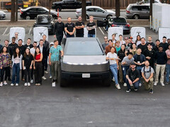 Il Cybertruck presso la prima stazione Supercharger V4 da 500 kW di Tesla. (Fonte: Tesla)
