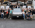Il Cybertruck presso la prima stazione Supercharger V4 da 500 kW di Tesla. (Fonte: Tesla)
