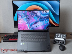 Gigabyte Gaming A16 Pro accanto al Stream Deck+