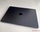 Il MacBook Air M2 di Apple nel nuovo colore Midnight è apparentemente soggetto a graffi e segni di abrasione (Immagine: Notebookcheck)