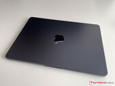 Il MacBook Air M2 di Apple nel nuovo colore Midnight è apparentemente soggetto a graffi e segni di abrasione (Immagine: Notebookcheck)