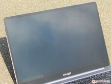 Utilizzo di LapBook Pro all'aperto in una giornata estiva alla luce diretta del sole