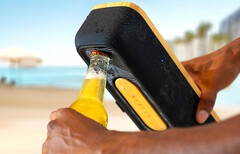 L'altoparlante portatile Get Together Go di House of Marley può essere utilizzato come apribottiglie.