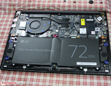 Interno di LG Ultra PC 14: la batteria non è incollata.