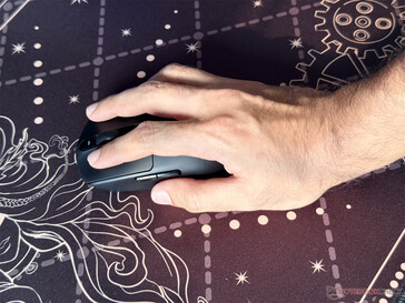 Impugnatura del palmo della mano con Akko Dash Ultra