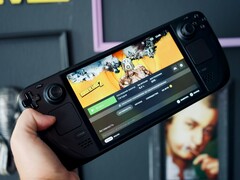 Una mano che regge uno Steam Deck OLED (Fonte immagine: Georgiy Lyamin via Unsplash; ritagliato)