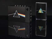 Il cofanetto da collezione "We Are Rewind x Pink Floyd" include un lettore di cassette in edizione limitata e l'edizione per il 50° anniversario di *The Dark Side of the Moon*.