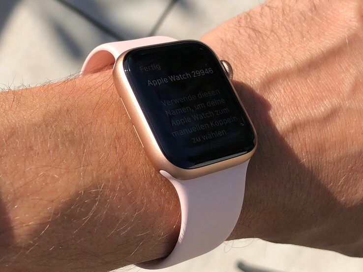 Uno sguardo all'Apple Watch Series 5 da un lato in una giornata di sole