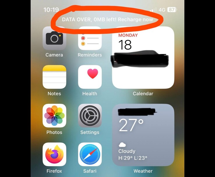 schermata iniziale dell'iPhone che mostra un avviso "DATI SOPRAVVISSUTI, 0MB rimasti! Ricarica ora" (Fonte immagine: Reddit/r/ios via u/grmln_rsn)