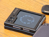 Un Galaxy Z Flip5 in una custodia a prova di perdite. (Fonte: @Tech_Reve)